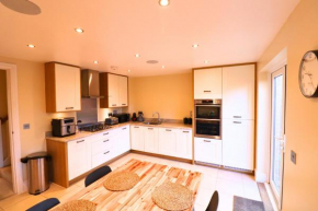 Addlestone Stylish Four Bedroom Townhouse